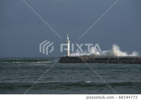海浪拍打著江之島燈塔 海浪拍打著江之島燈塔 66544772