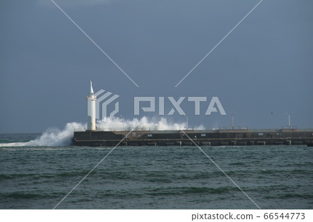 海浪拍打著江之島燈塔 海浪拍打著江之島燈塔 66544773
