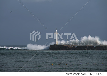 海浪拍打著江之島燈塔 海浪拍打著江之島燈塔 66544778