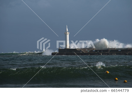 Waves hitting the Enoshima Lighthouse 66544779