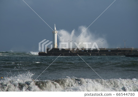 海浪拍打著江之島燈塔 海浪拍打著江之島燈塔 66544780