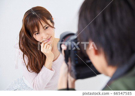 Young photographer and model woman Young photographer and model woman 66547585