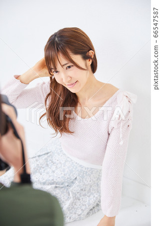 Young photographer and model woman Young photographer and model woman 66547587