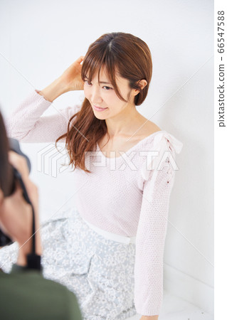 年輕的攝影師和模特女人 66547588