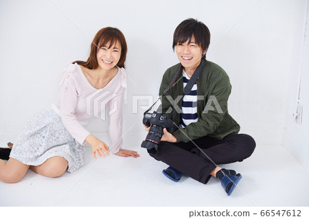 年輕的攝影師和模特女人 66547612