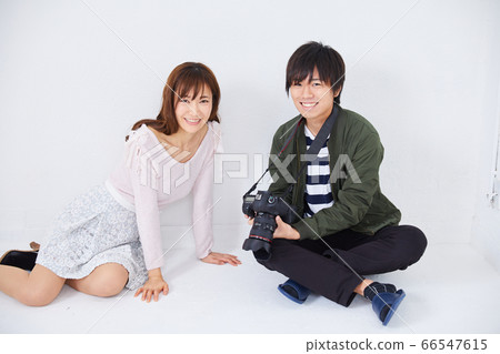 年輕的攝影師和模特女人 66547615