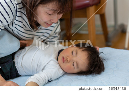 午睡父母和孩子睡覺的臉 66548486
