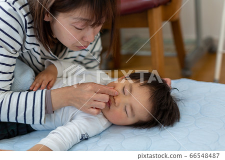 午睡父母和孩子睡覺的臉 66548487