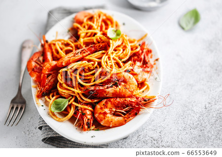 Pasta spaghetti with tomato sauce and shrimps 66553649