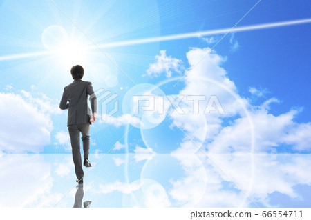 Businessman running against the blue sky 66554711