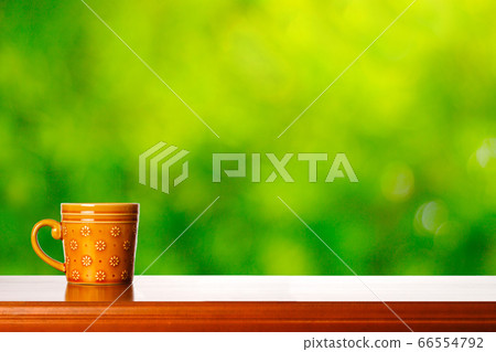 綠色背景與杯子 綠色背景與杯子 66554792