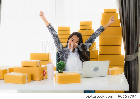 woman with container board parcel box packaging prepare for shipping for customer online shopping woman with container board parcel box packaging prepare for shipping for customer online shopping 66555794