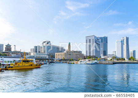 [Kanagawa] Yokohama Port and Queen's Tower (Yokohama Customs) 66558405