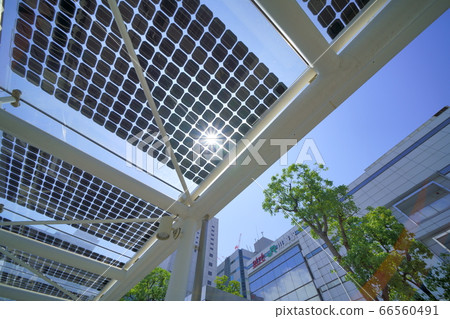 我想看看日本的川崎市容，看看在川崎站安裝的光伏電池板和出租車站 66560491