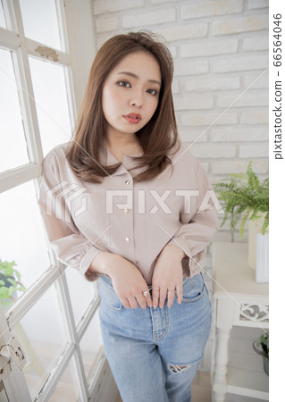 Straight medium hair hairstyle beauty salon woman 66564046