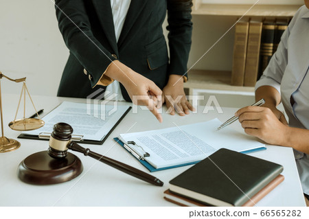 Lawyer explained to the client about the legal Lawyer explained to the client about the legal 66565282