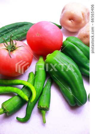 夏季蔬菜系列,營養番茄和綠色蔬菜 夏季蔬菜系列,營養番茄和綠色蔬菜 66565406