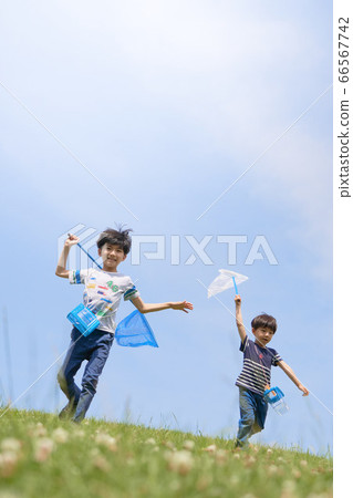 一個帶著昆蟲網跑的男孩 66567742