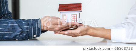 Real estate broker agent presenting and consult to Real estate broker agent presenting and consult to 66568738