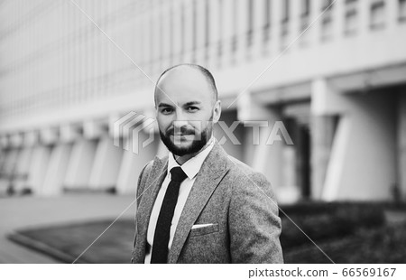 Bearded man 66569167