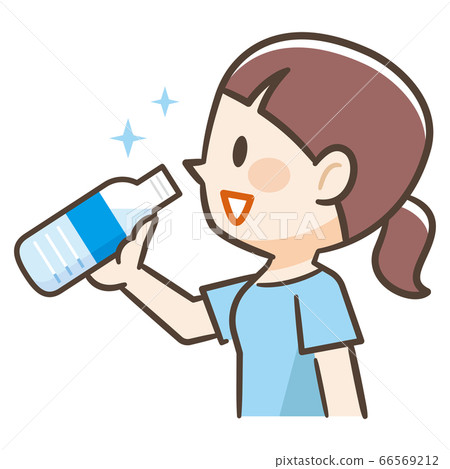 在塑料瓶的一個少婦飲用水 66569212