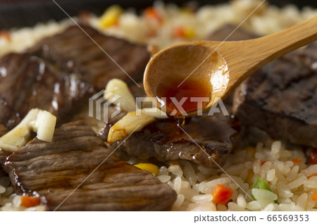 用大蒜牛排將肉醬加到抓飯中 用大蒜牛排將肉醬加到抓飯中 66569353