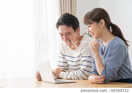 看個人計算機的夫婦 看個人計算機的夫婦 66569722