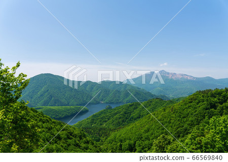 萬代Azuma Lakeline初夏的景色，秋本湖和福島縣北足原村的萬代山 66569840