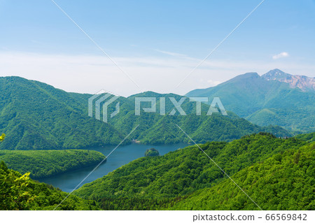 萬代Azuma Lakeline初夏的景色,秋本湖和福島縣北足原村的萬代山 萬代Azuma Lakeline初夏的景色,秋本湖和福島縣北足原村的萬代山 66569842