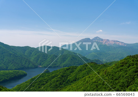 萬代Azuma Lakeline初夏的景色，秋本湖和福島縣北足原村的萬代山 66569843
