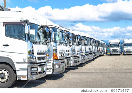 貨運公司排隊的卡車 66571477