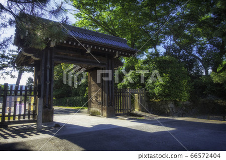It is the clam gate and fresh green scenery of Kyoto Gyoen. It is the clam gate and fresh green scenery of Kyoto Gyoen. 66572404