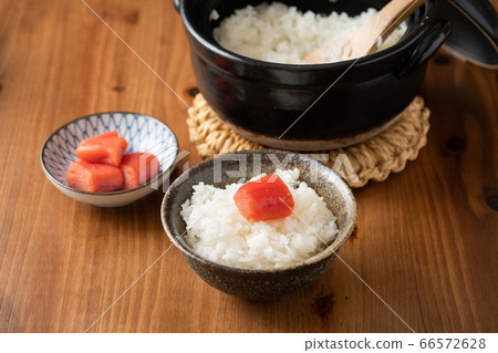 將鱈魚放在新鮮煮熟的米飯上 66572628