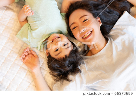 Parent child lifestyle family 66573699