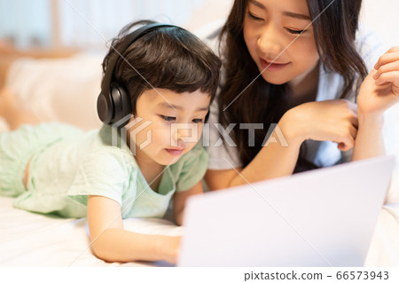 Parent child lifestyle family 66573943