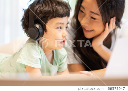 Parent child lifestyle family 66573947