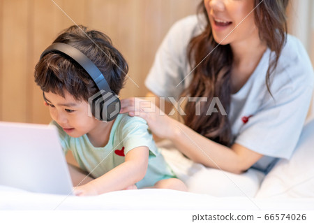 Parent child lifestyle family 66574026