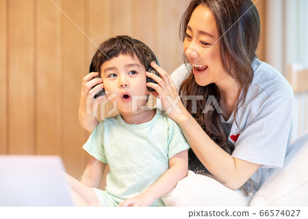 Parent child lifestyle family 66574027