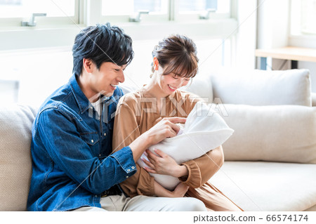 爸爸媽媽抱著一個嬰兒 66574174