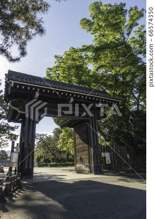 中立的銷售門和京都御苑的新鮮綠色風景 中立的銷售門和京都御苑的新鮮綠色風景 66574350