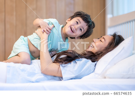 Parent child lifestyle family 66574635