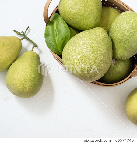 Pomelo mid-autumn festival white background go back pomelo isolated clipping path 切り抜き 66574749