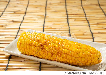 烤玉米（烤黃油醬油）。與盲人的夏天圖像。 66575109