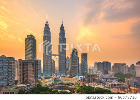 Kuala Lumpur, Malaysia park and skyline 66575716