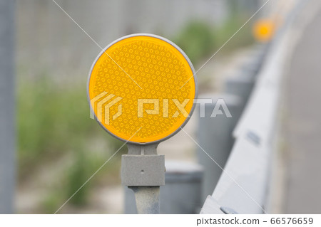 護欄的眼睛路標的反射器 66576659