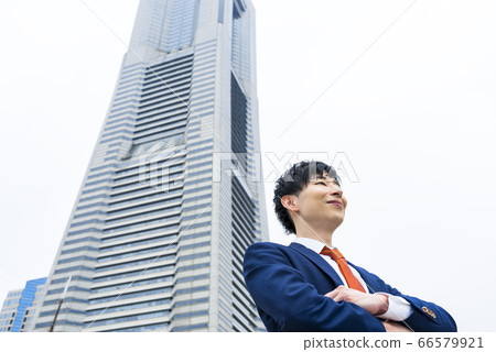 微笑與地標塔在背景橫濱未來港區的商人 微笑與地標塔在背景橫濱未來港區的商人 66579921