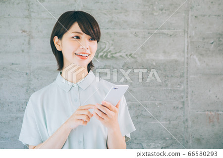 Young women who use smartphones (* Please refrain from using on sites and apps such as marriage activities and dating agencies) Young women who use smartphones (* Please refrain from using on sites and apps such as marriage activities and dating agencies) 66580293