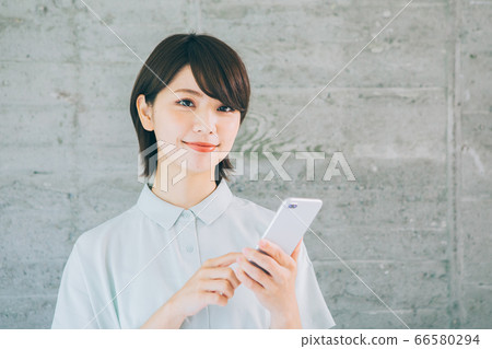 Young women who use smartphones (* Please refrain from using on sites and apps such as marriage activities and dating agencies) 66580294