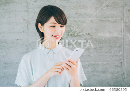 使用智能手機的年輕女性(*請避免在諸如婚姻活動和約會社之類的網站和應用上使用) 使用智能手機的年輕女性(*請避免在諸如婚姻活動和約會社之類的網站和應用上使用) 66580295