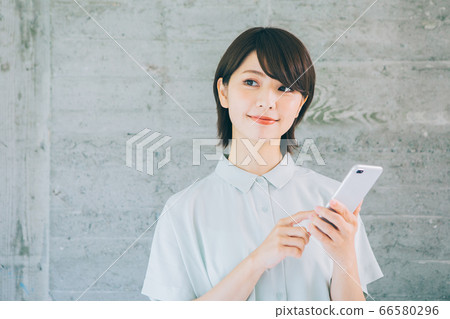 Young women who use smartphones (* Please refrain from using on sites and apps such as marriage activities and dating agencies) Young women who use smartphones (* Please refrain from using on sites and apps such as marriage activities and dating agencies) 66580296